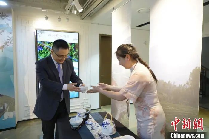 中国驻韩使馆公使方坤(左)体验传统茶饮。 刘旭 摄