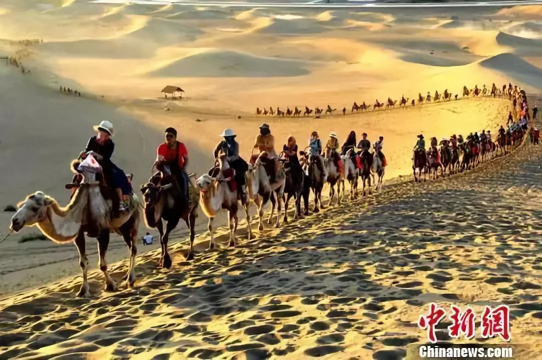 图为敦煌鸣沙山月牙泉景区。(资料图)甘肃省旅发委供图