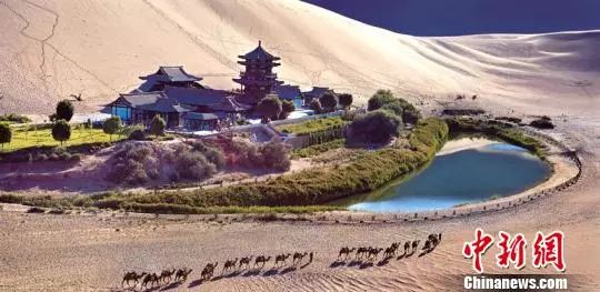 图为甘肃敦煌鸣沙山月牙泉景区。(资料图)甘肃省旅发委供图