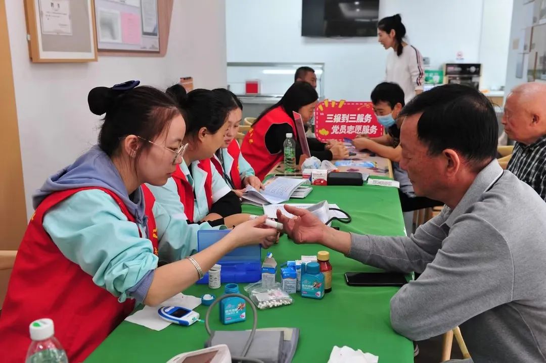 无锡市天禾堂药房连锁有限公司为社区老人服务