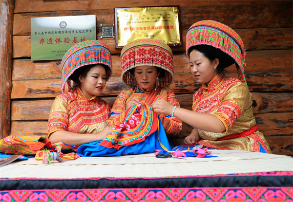 傈僳族姑娘谷艳：在雅砻江畔“画彩虹”